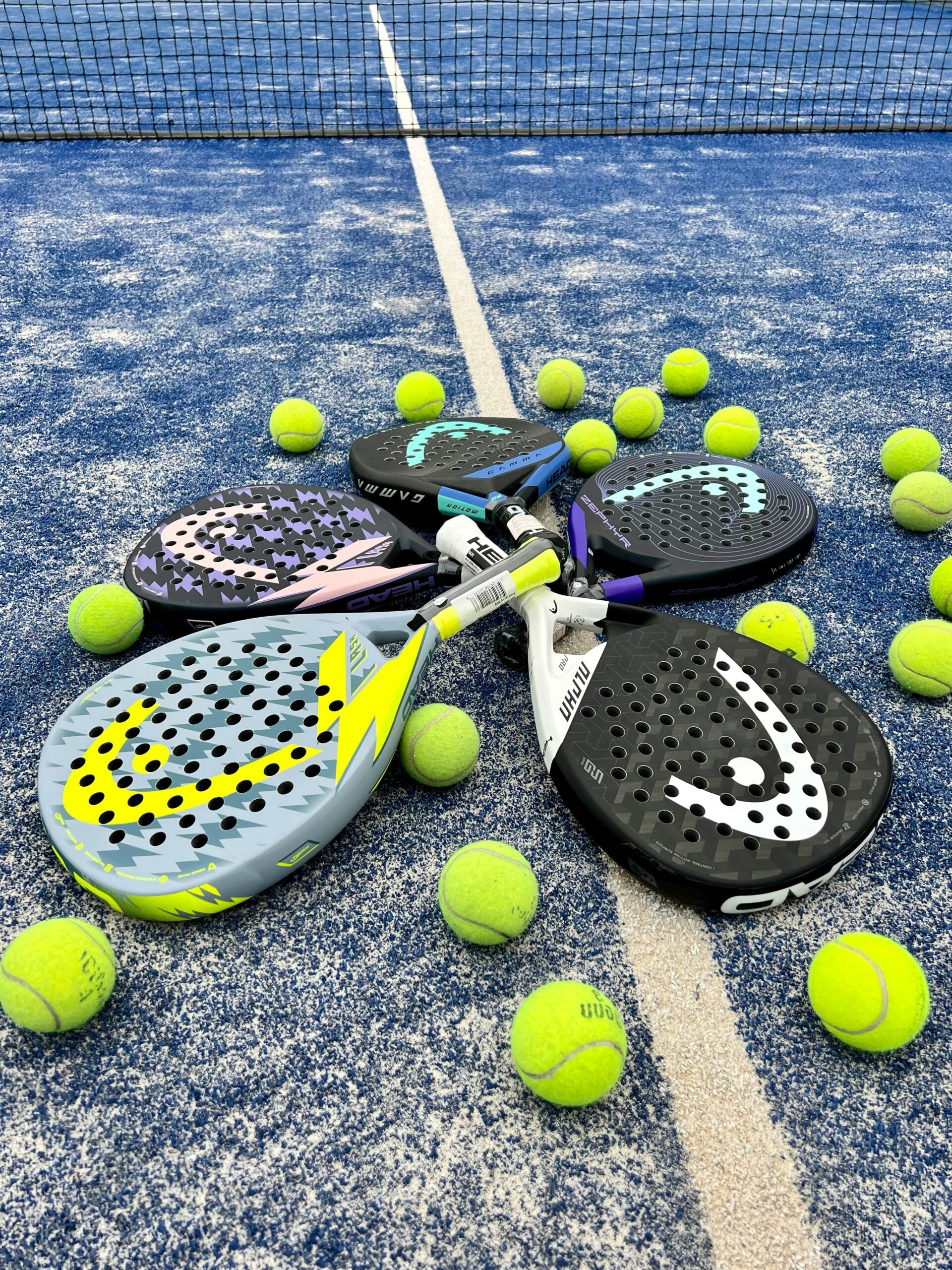 padelrackets liggen kruislings op de grond, als symbool voor partnerwisselingen